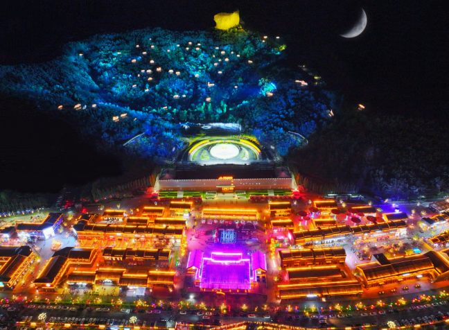 The large-scale live show “Emperor Kangxi’s Grand Ceremony” ignites the peak tourist season in Hebei-Chengde