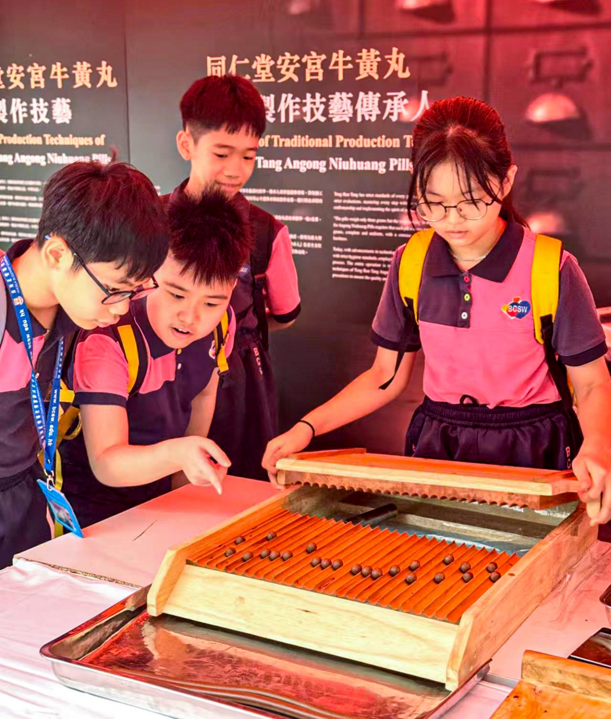 The Beijing Tong Ren Tang Traditional Chinese Medicine Culture Carnival Citizens Experience Intangible Cultural Heritage Chinese Medicine Pill-Rolling Balancing Chinese Culture and Entertainment