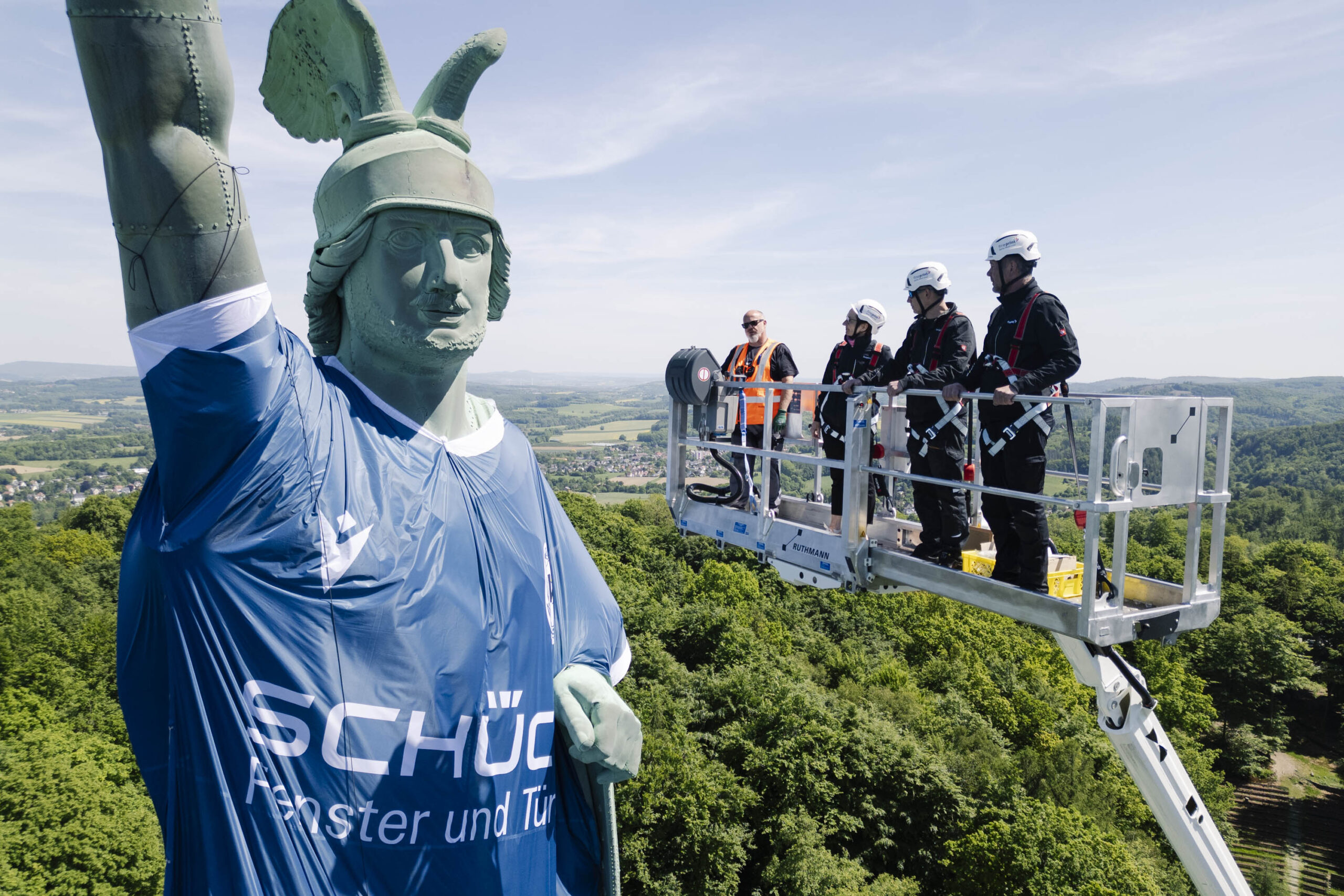Main sponsor Schüco thrilled by sporting success — Schüco dresses Germany’s tallest statue in a football jersey of Arminia Bielefeld